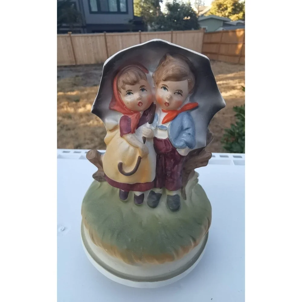 Vintage Sankyo Japan Girl And Boy Musical Figurine